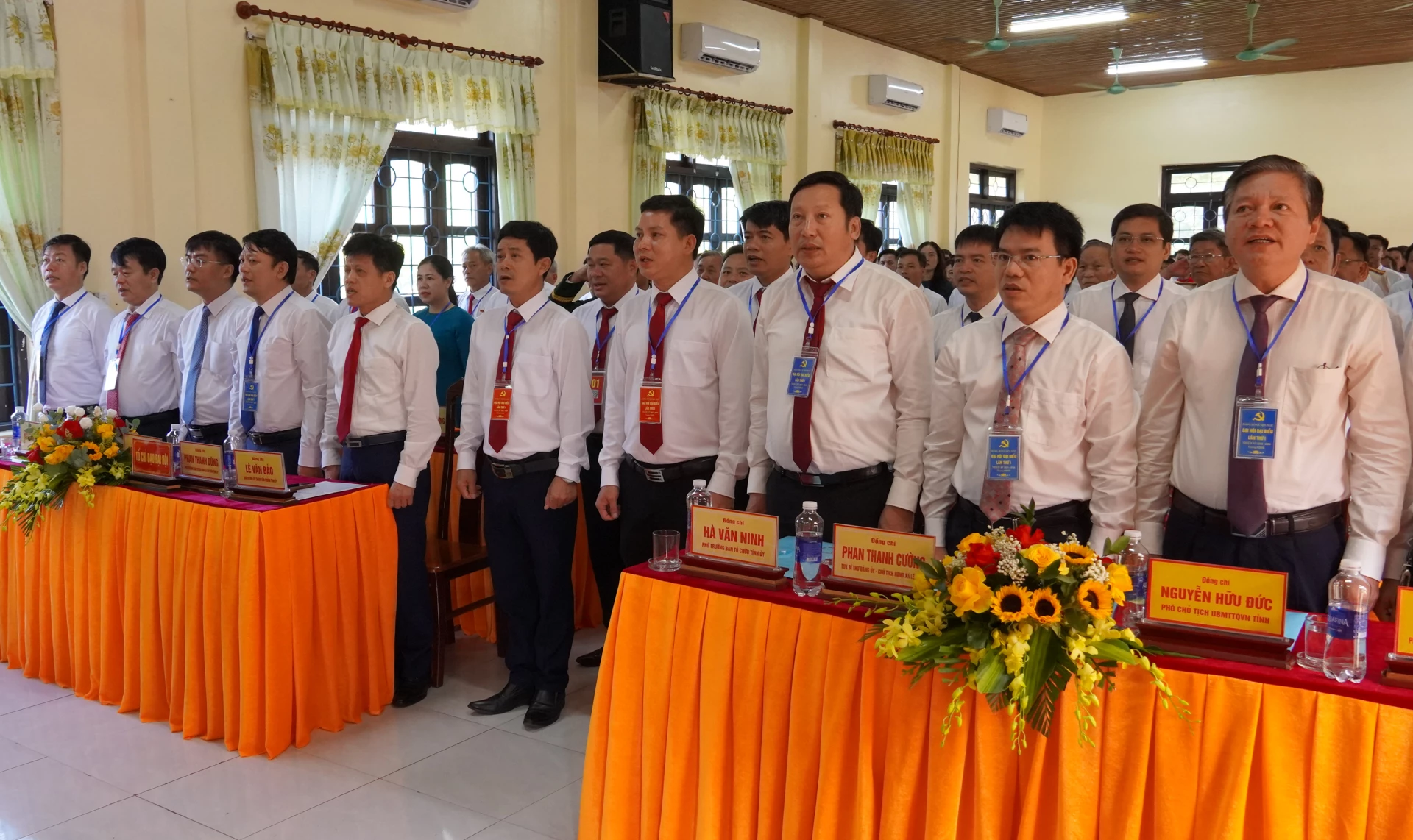 Đại biểu dự đại hội thực hiện nghi thức chào cờ - Ảnh: N.H 