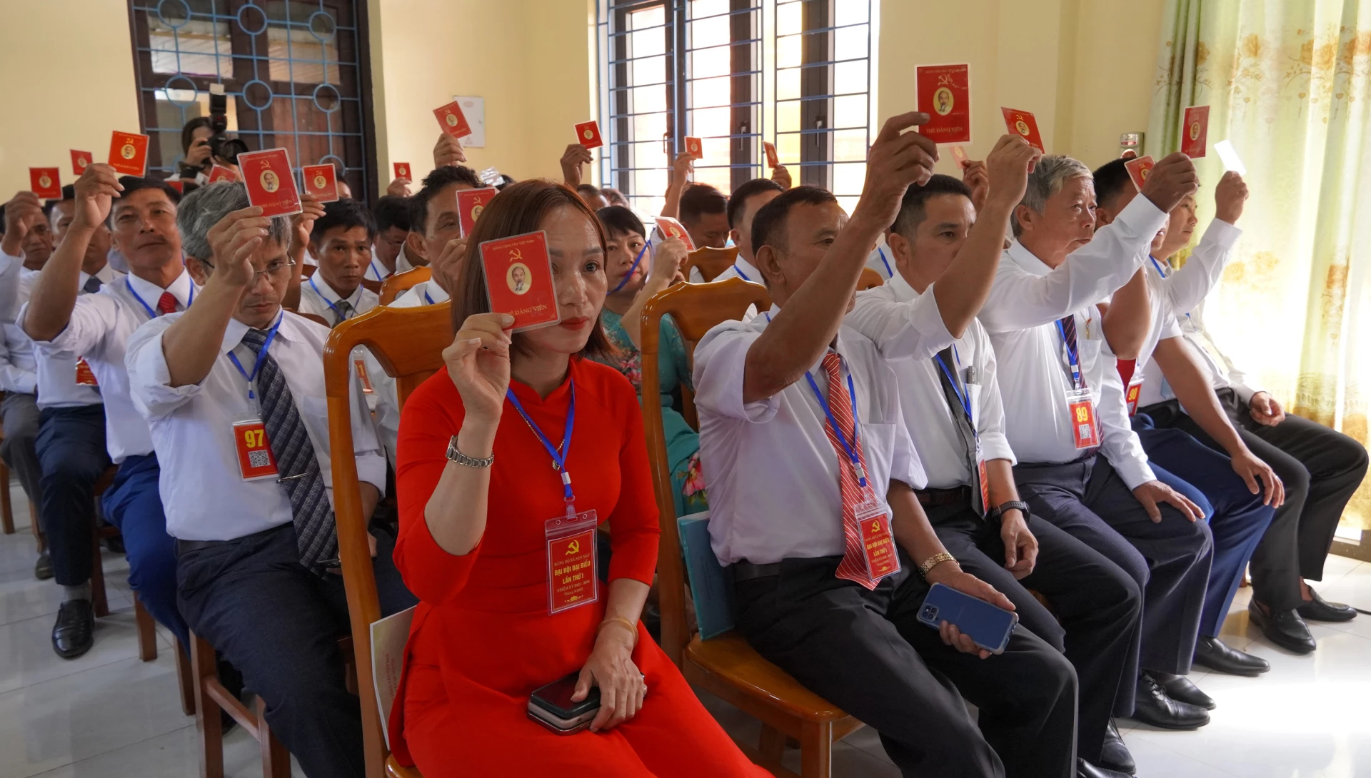 Biểu quyết thông qua nghị quyết đại hội - Ảnh: N.H