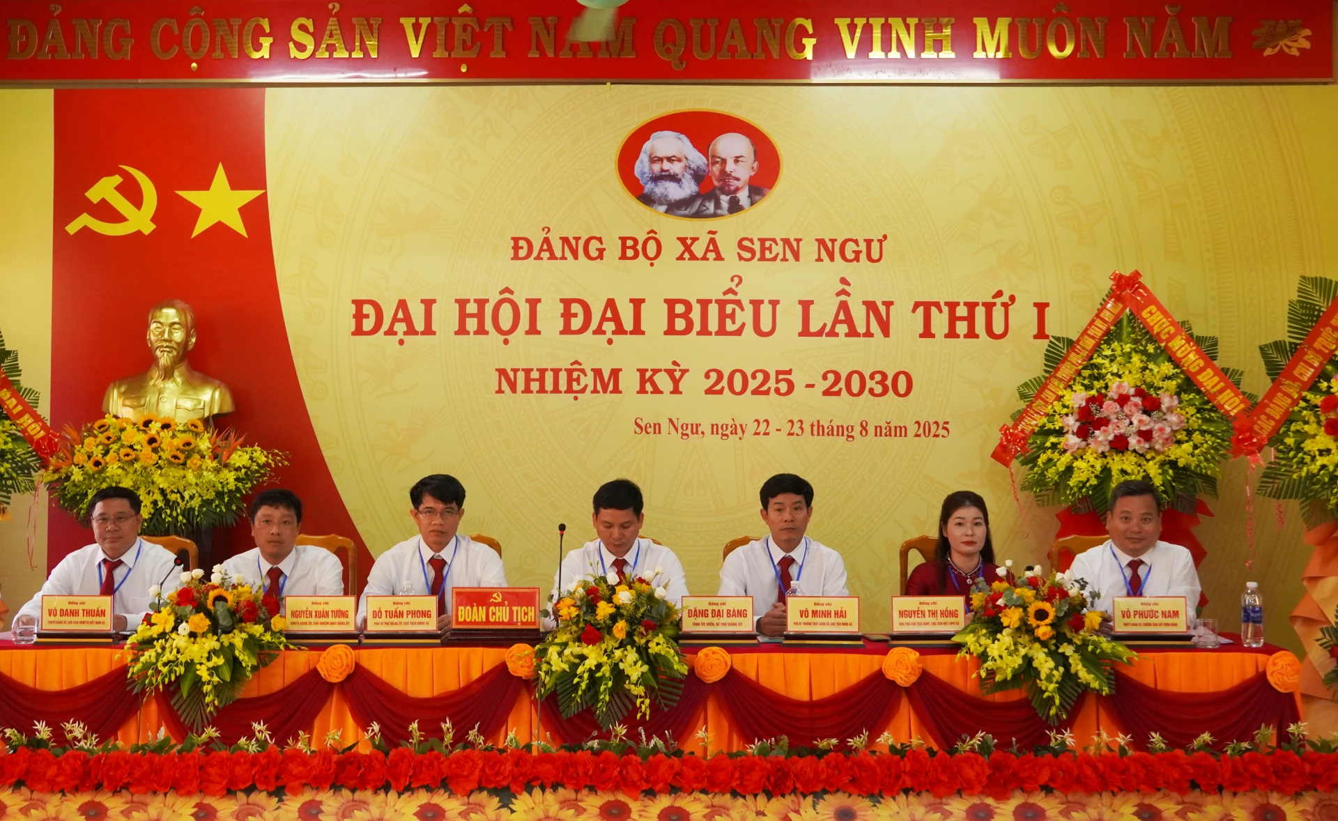 Đoàn chủ tịch điều hành đại hội - Ảnh: N.H