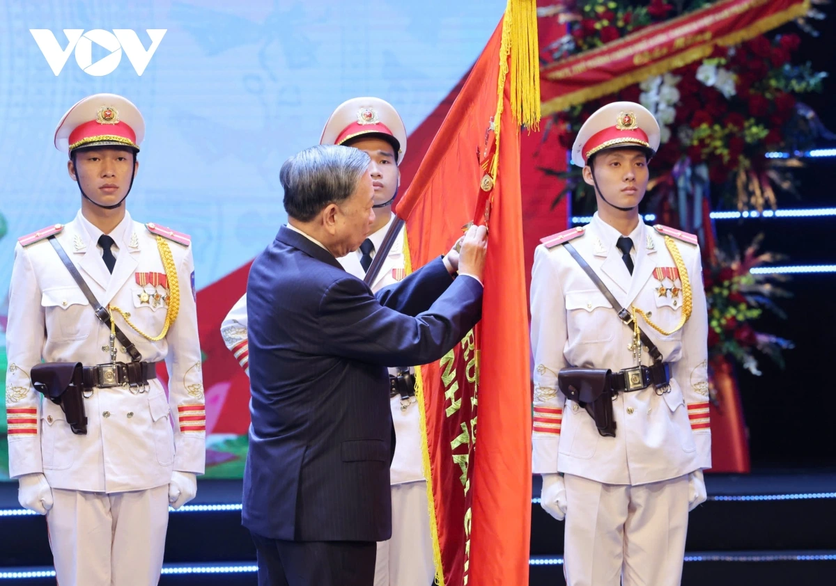 Tổng Bí thư Tô Lâm gắn Huân chương Độc lập hạng Nhất trao tặng Bộ Tài chính