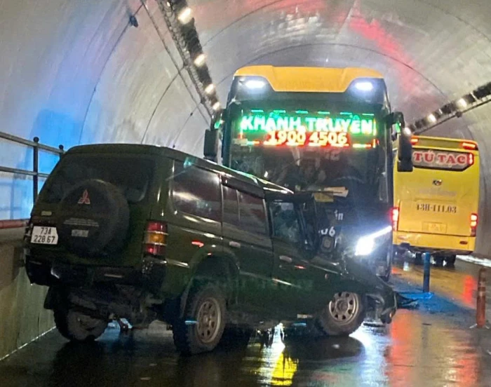 2 ô tô va chạm trong hầm đèo Ngang khiến 2 người tử vong