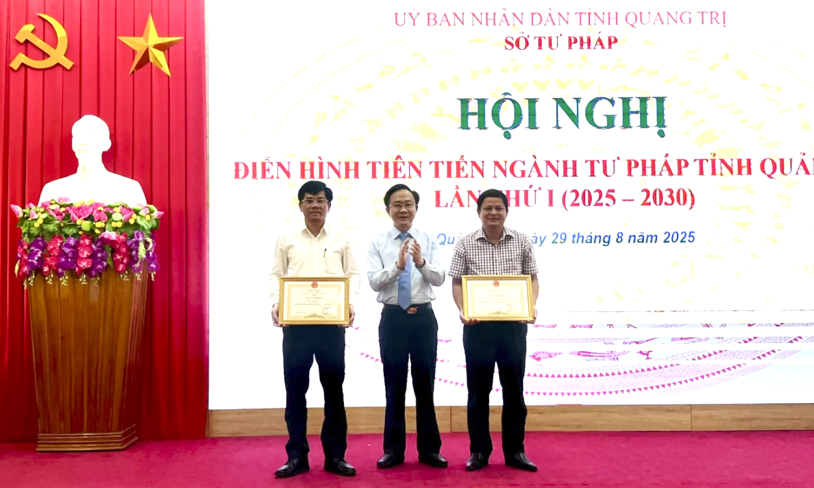 Phó Chủ tịch UBND Hoàng Xuân Tân trao bằng khen của Chủ tịch UBND tỉnh cho tập thể và cá nhân ngành Tư pháp Quảng Trị - Ảnh: HT