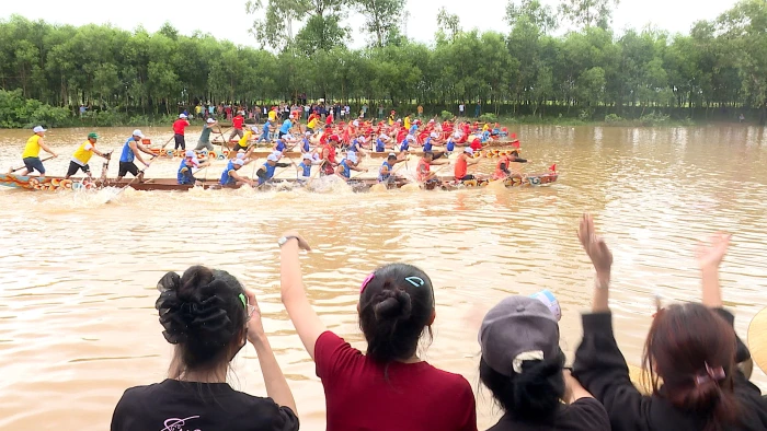 Sôi nổi lễ hội bơi thuyền trên sông Đâu Giang