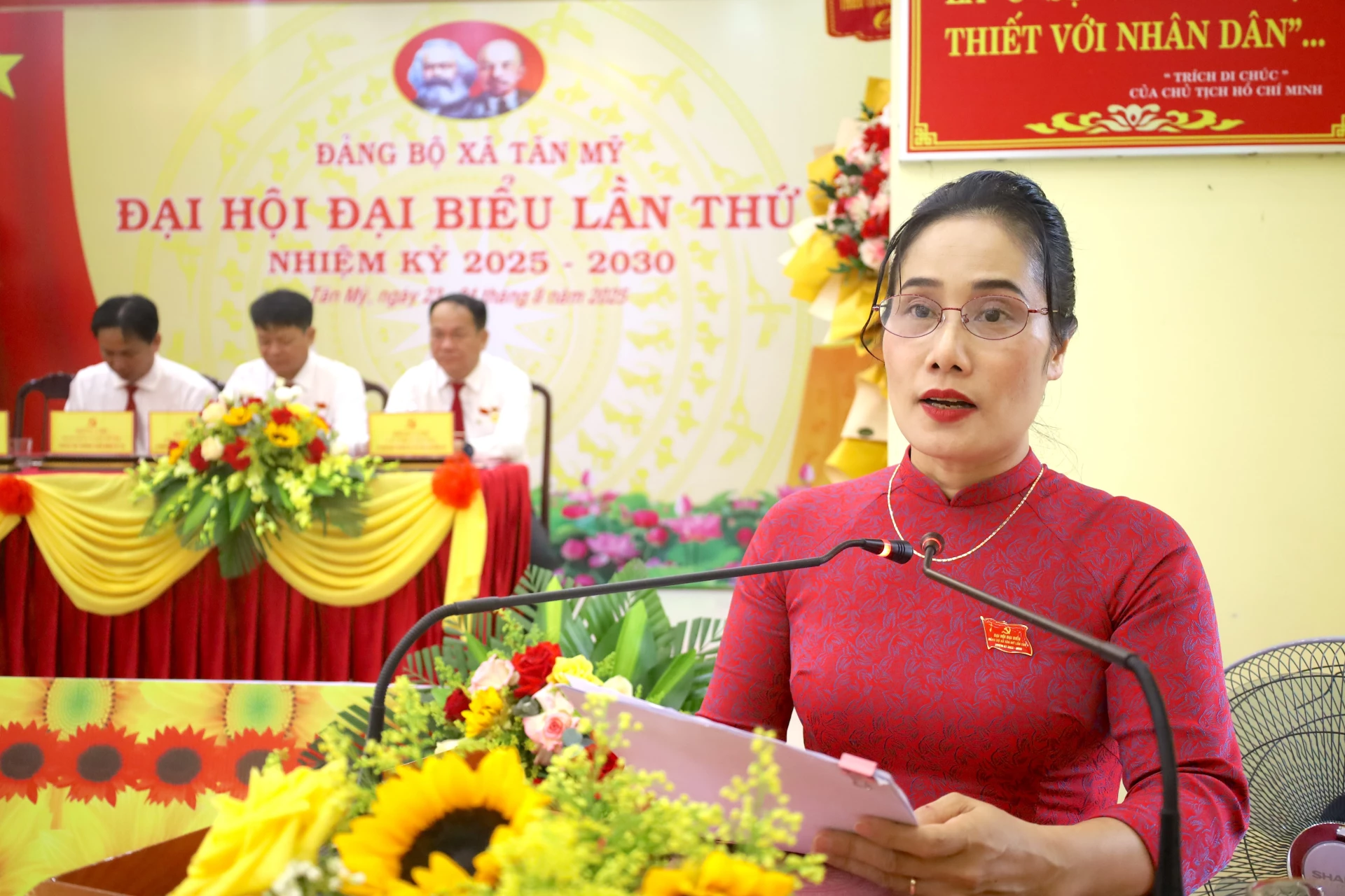 Đồng chí Võ Thị Thanh Thủy, Bí thư Đảng ủy - Chủ tịch HĐND xã Tân Mỹ phát biểu tại Đại hội