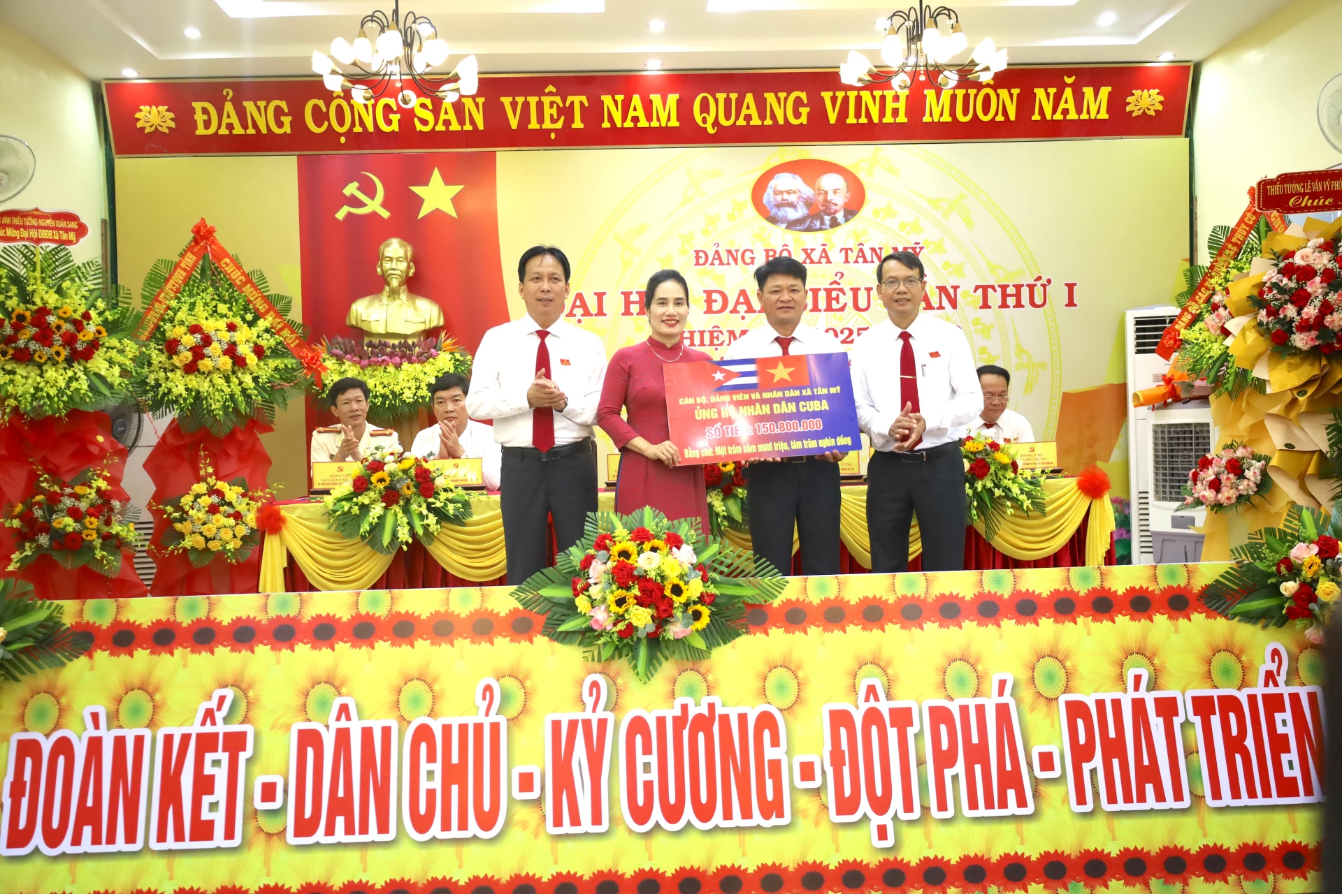 Đại hội vận động ủng hộ Nhân dân Cuba gần 159 triệu đồng. Ảnh: Quang Ngọc