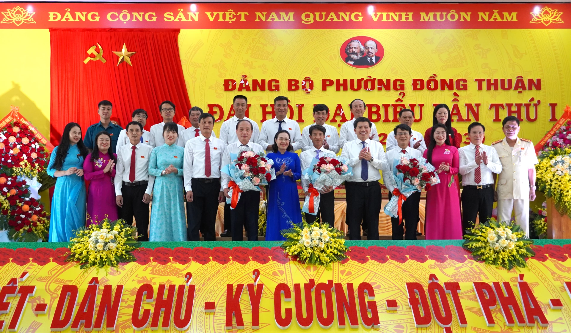 Trưởng ban Tổ chức Tỉnh ủy Trần Vũ Khiêm và Bí thư Đảng ủy phường Đồng Hới Phạm Thị Hân tặng hoa chúc mừng Ban Chấp hành Đảng bộ phường Đồng Thuận, nhiệm kỳ 2025-2030.