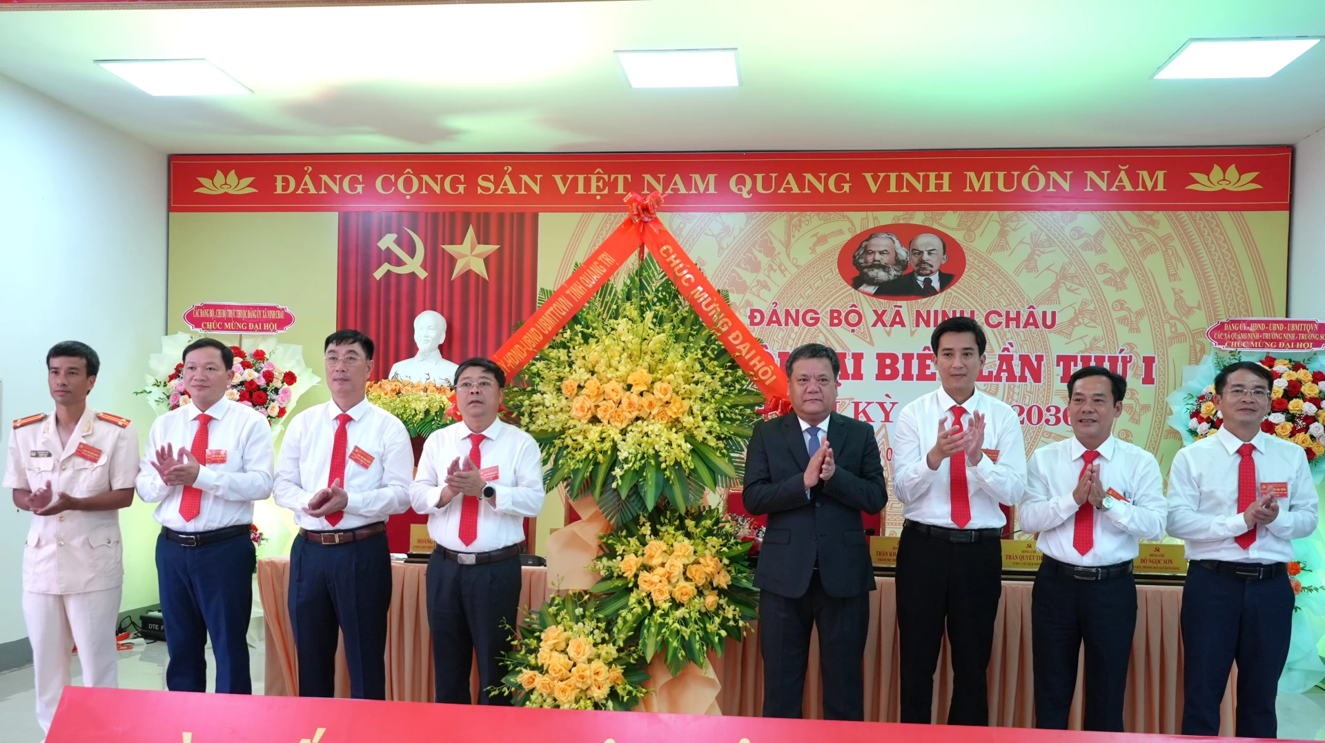 Phó Bí thư Tỉnh ủy, Chủ tịch UBND tỉnh Trần Phong tặng hoa cho Đoàn Chủ tịch điều hành đại hội - Ảnh: T.Đ
