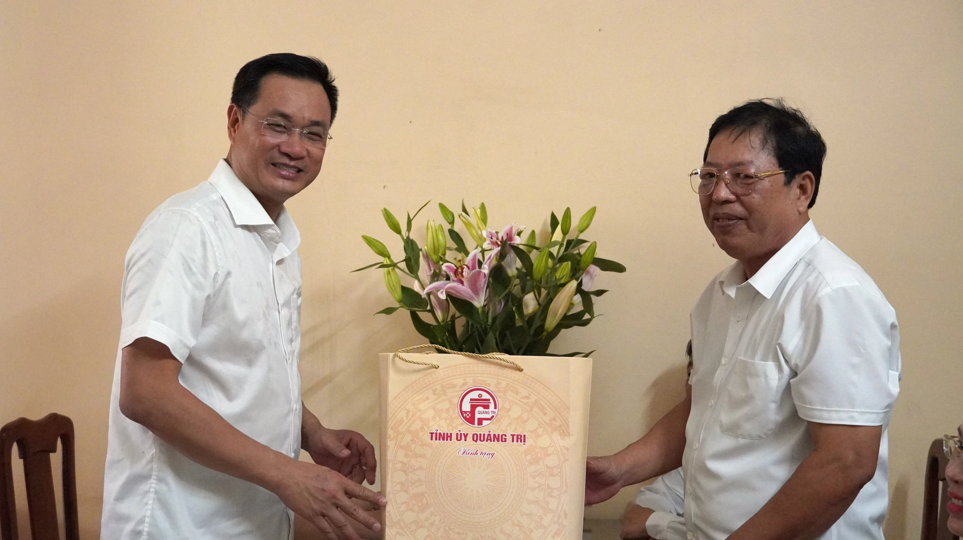 Bí thư Tỉnh ủy Lê Ngọc Quang thăm, tặng quà thương binh Ngô Long Dương - Ảnh: QV