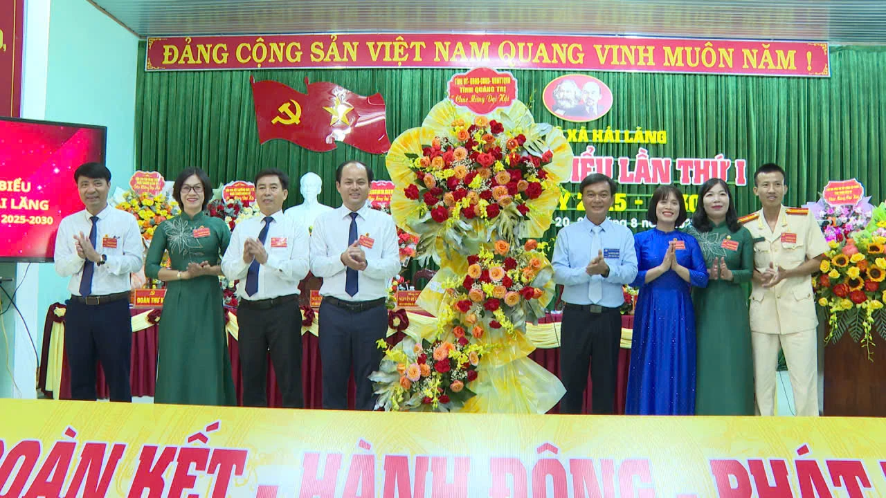 Lãnh đạo tỉnh tặng hoa cho Ban Chấp hành đảng bộ Hải Lăng nhiệm kỳ 2025 - 2030 - Ảnh: Việt Anh