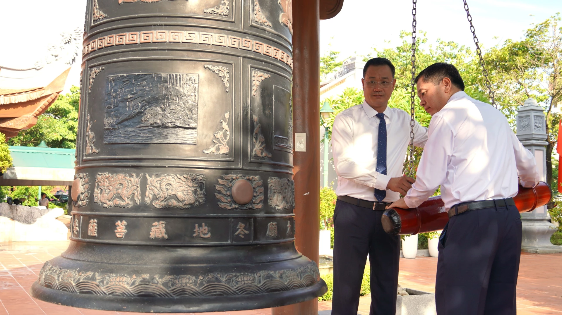 Bí thư Tỉnh ủy Lê Ngọc Quang và Phó Bí thư Thường trực Tỉnh ủy Nguyễn Long Hải thực hiện nghi thức thỉnh chuông - Ảnh: QV
