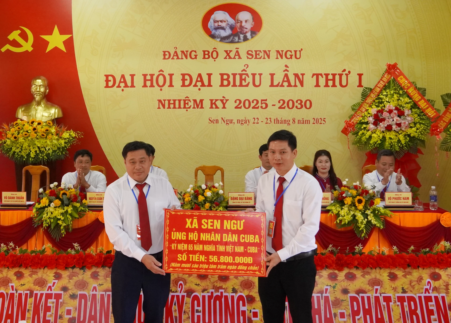Trao biển tượng trưng ủng hộ Nhân dân Cuba - Ảnh: N.H