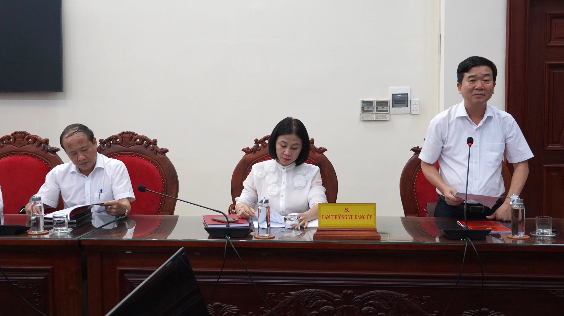 Thường trực Đảng ủy phường Đồng Sơn báo cáo công tác chuẩn bị đại hội - Ảnh: QV