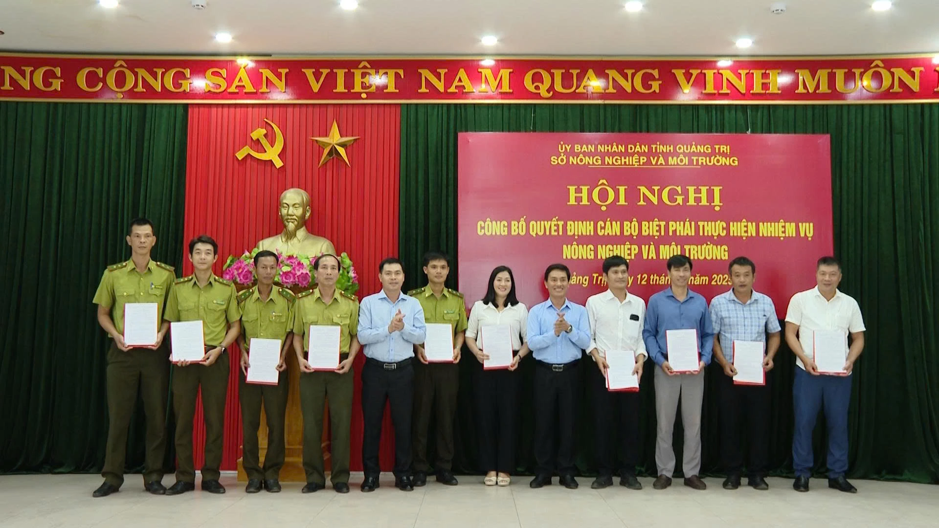 Lãnh đạo Sở NN - MT trao Quyết định biệt phái các CC, VC thực hiện nhiệm vụ tại xã, phường.