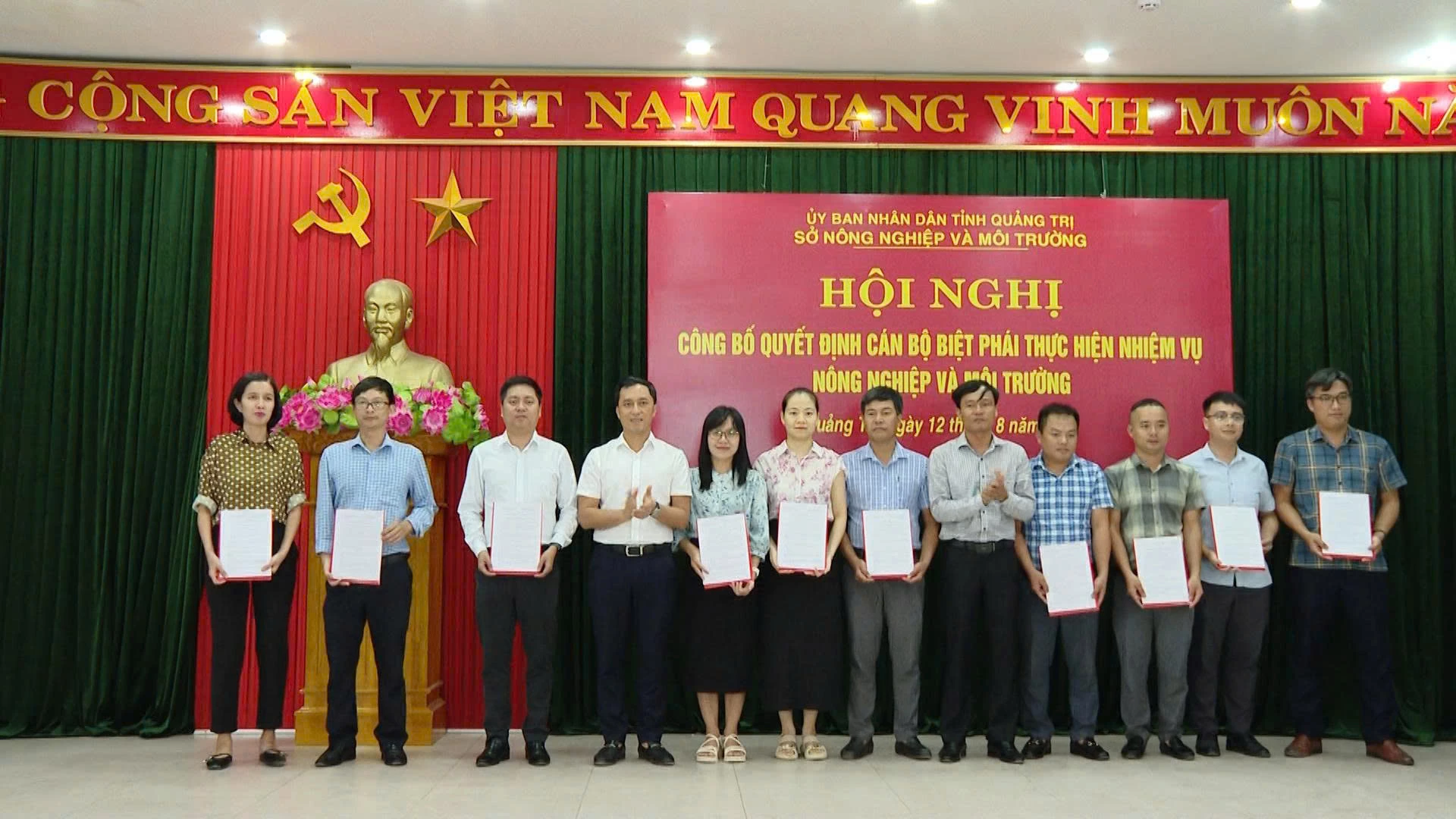 Lãnh đạo Sở NN - MT trao Quyết định biệt phái các CC, VC thực hiện nhiệm vụ tại xã, phường.