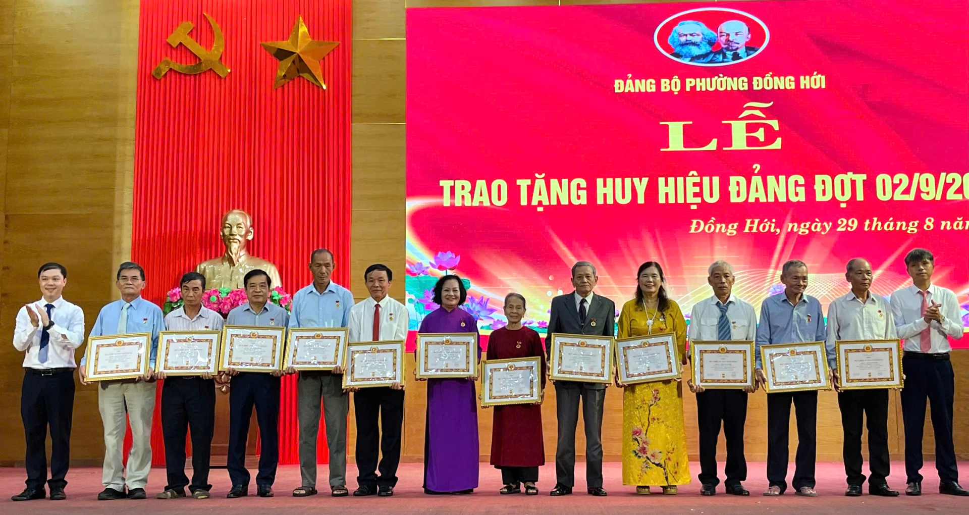 Đại diện lãnh đạo phường Đồng Hới trao Huy hiệu Đảng cho các đảng viên. Ảnh: H.Tr.