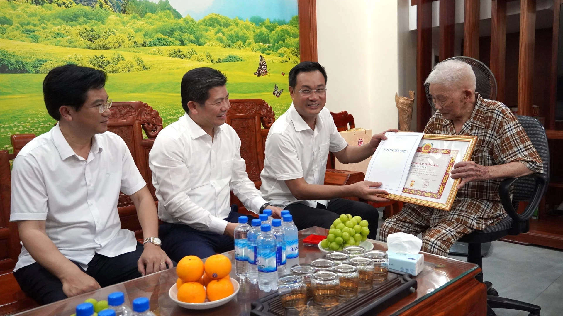 Bí thư Tỉnh ủy Lê Ngọc Quang trao tặng Huy hiệu 80 năm tuổi Đảng cho ông Nguyễn Đổng - Ảnh: QV