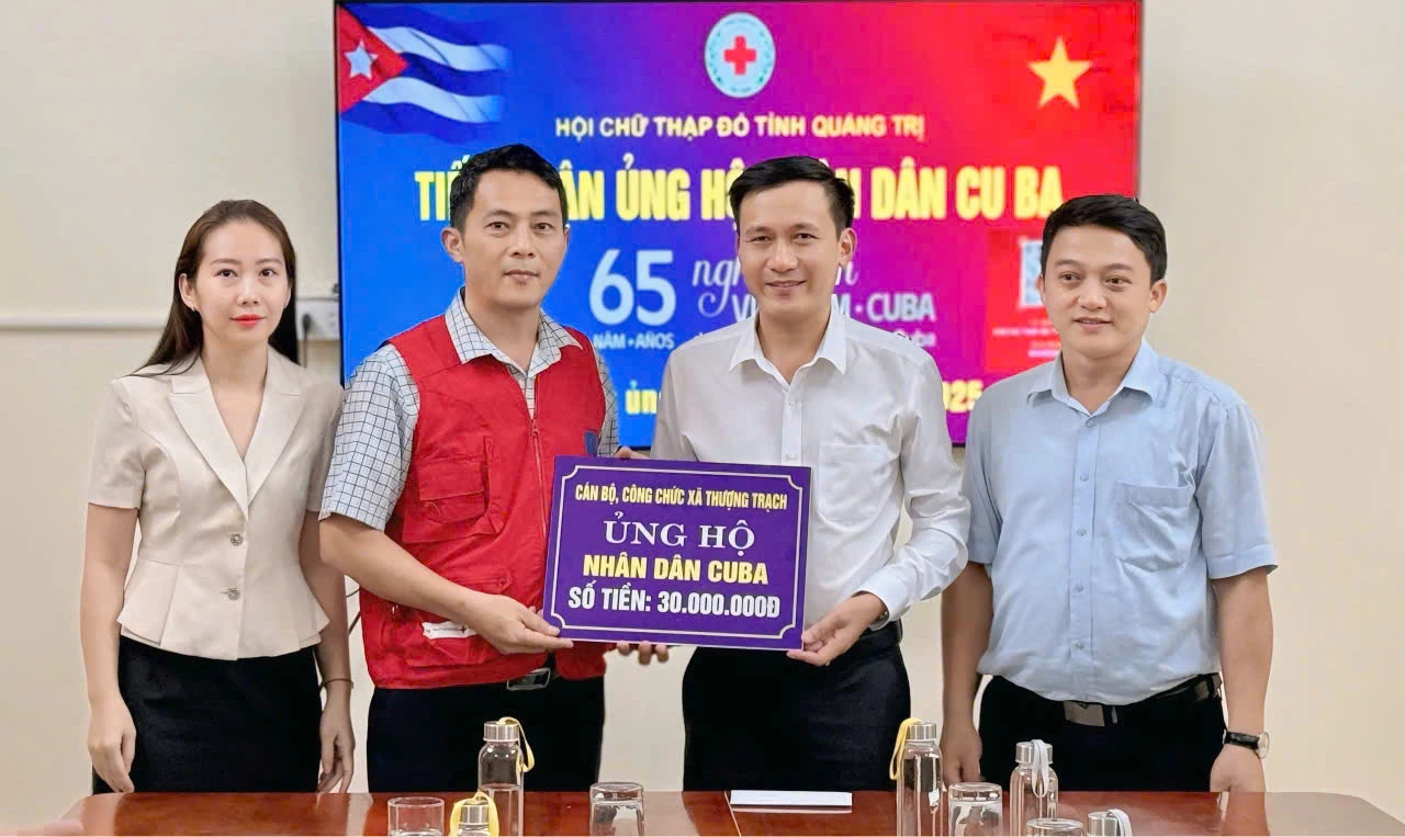 Đại diện lãnh đạo Hội Chữ thập đỏ tỉnh Quảng Trị tiếp nhận tiền ủng hộ Nhân dân Cuba của cán bộ, công chức xã Thượng Trạch.