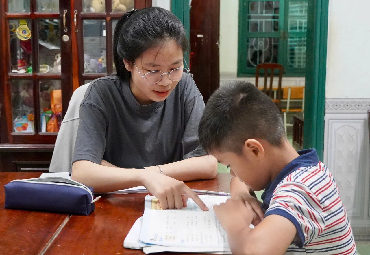Niềm vui của Nguyễn Hoàng Bình là thấy em H.G.H. tiến bộ mỗi ngày. - Ảnh T.A