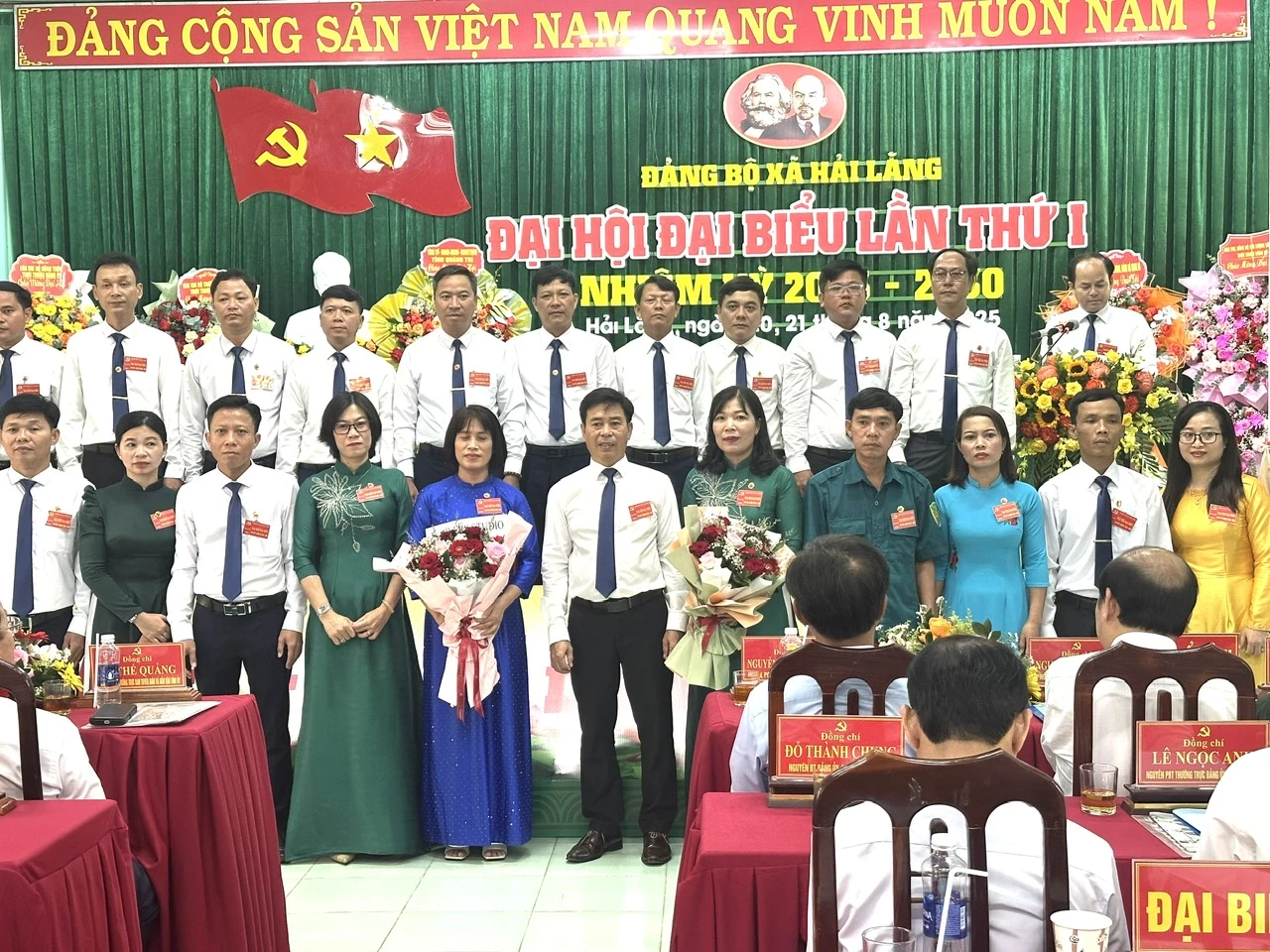 Ban chấp hành Đảng bộ xã Hải Lăng nhiệm kỳ 2025 - 2030 nhận nhiệm vụ - Ảnh: Việt Anh