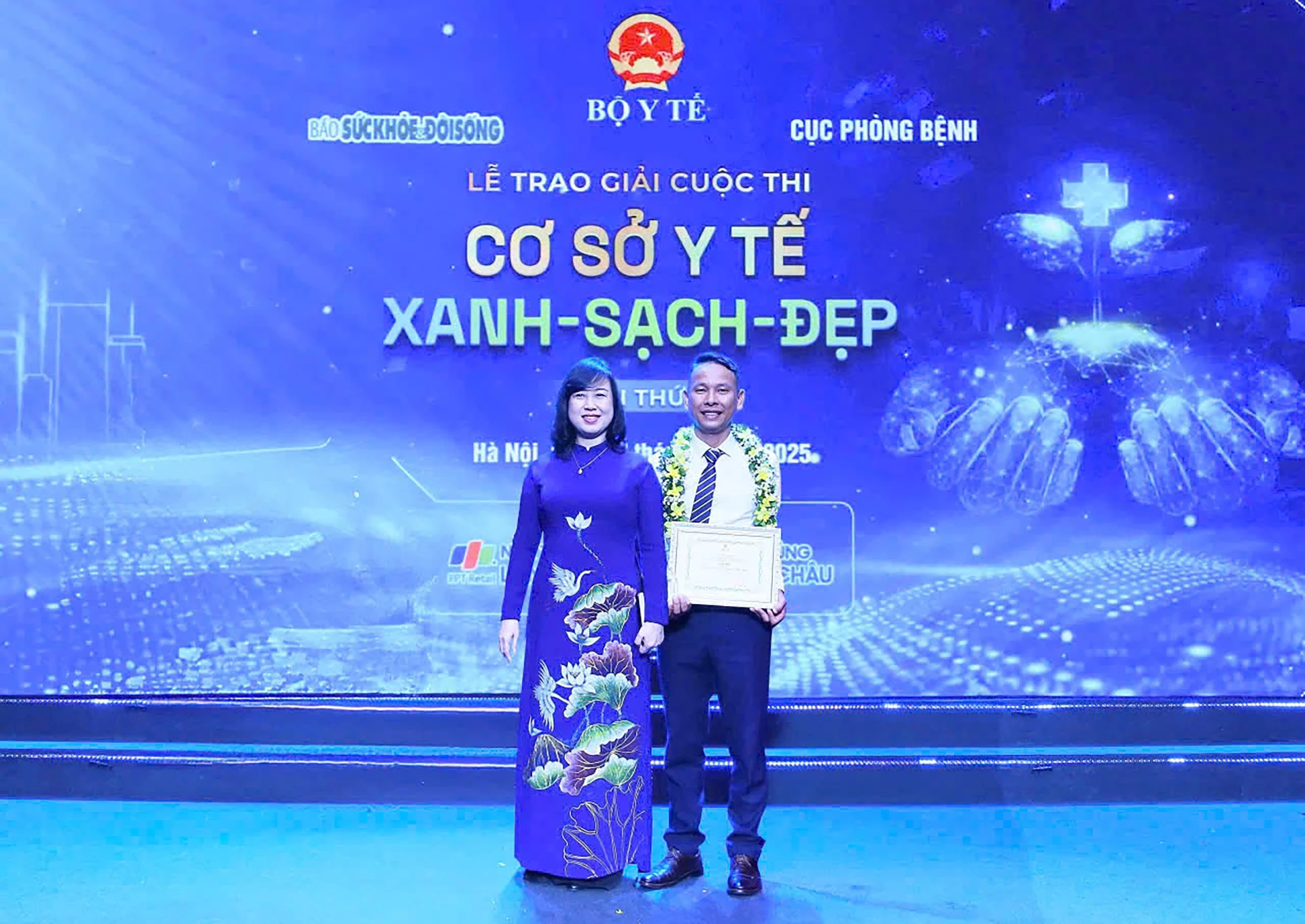 Đại diện Trạm Y tế Hải Thái chụp ảnh lưu niệm với Bộ trưởng Bộ Y tế Đào Hồng Lan tại lễ trao giải cuộc thi. Ảnh: NVCC.