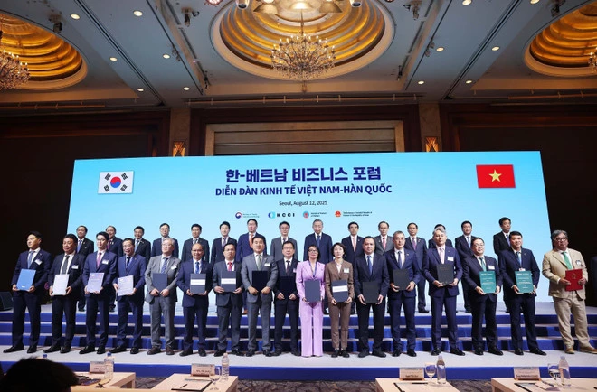 Tổng Bí thư Tô Lâm và Thủ tướng Hàn Quốc Kim Min Seok chứng kiến các đơn vị, doanh nghiệp trao thỏa thuận hợp tác. (Ảnh: Thống Nhất/TTXVN)