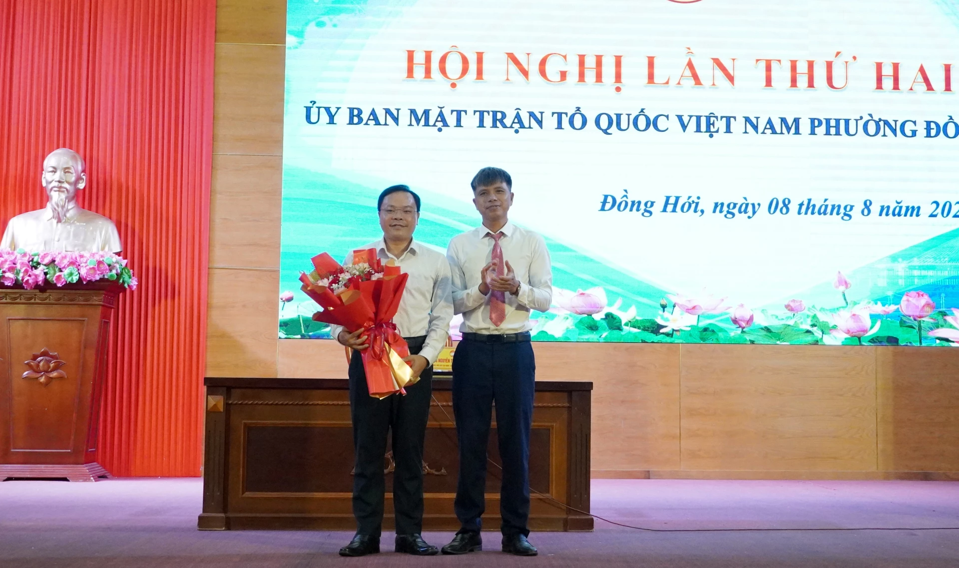 Đại diện Thường trực Ủy ban MTTQVN phường tặng hoa chia tay ông Cao Thanh Hiền nhận nhiệm vụ mới. Ảnh: HT