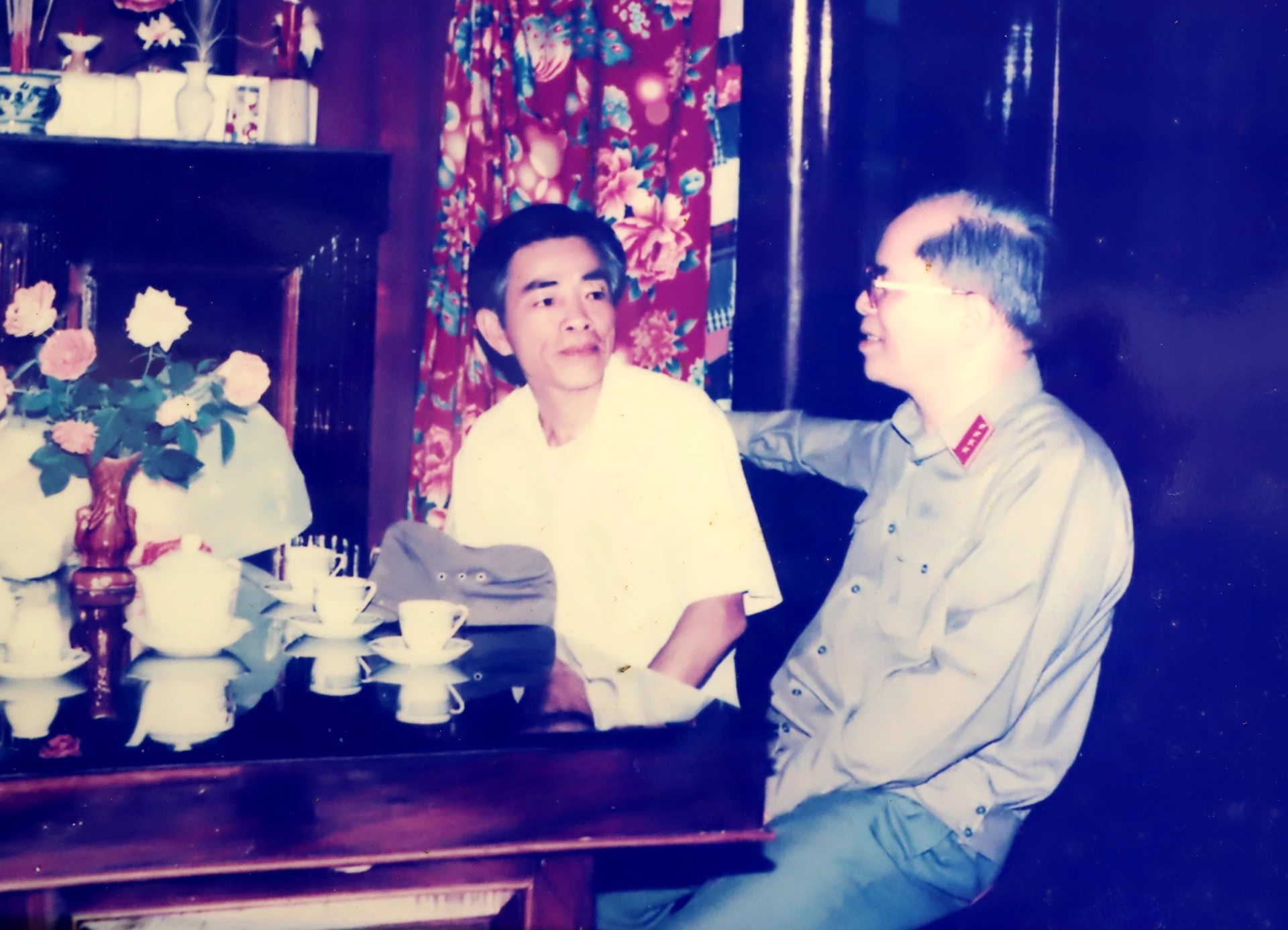 Đại tướng Đoàn Khuê về thăm gia đình ông Lê Đình Triển và nói chuyện cùng ông Lê Thanh Lương vào năm 1993- Ảnh: T.Long.
