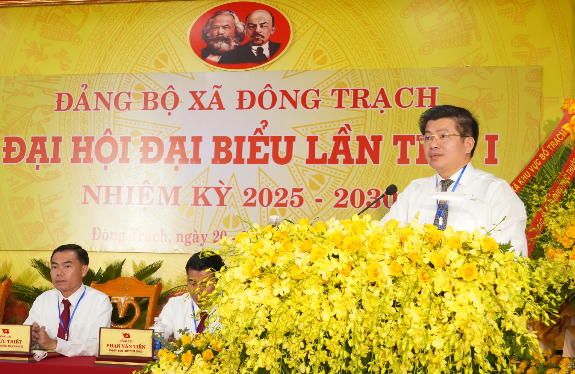 Trưởng ban Tổ chức Tỉnh ủy Trần Vũ Khiêm phát biểu chỉ đạo tại đại hội - Ảnh: N.H
