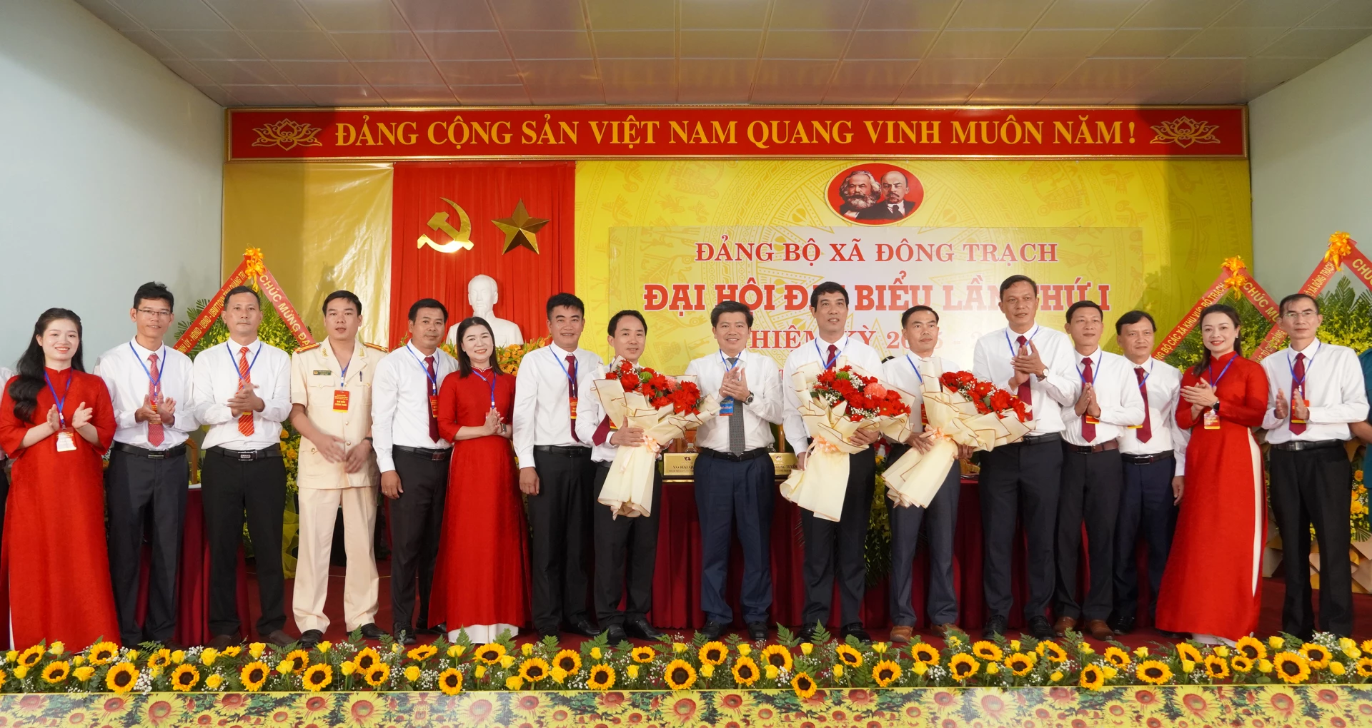 Lãnh đạo tỉnh tặng hoa chúc mừng Ban Chấp hành Đảng bộ xã Đông Trạch, nhiệm kỳ 2025-2030 - Ảnh: N.H