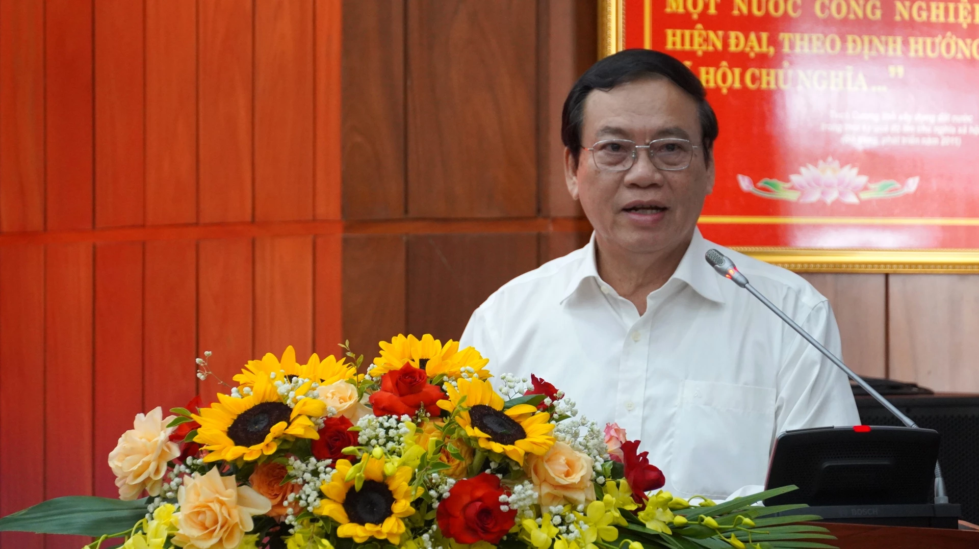 Các đồng chí nguyên lãnh đạo tỉnh qua các thời kỳ phát biểu tại buổi gặp mặt - Ảnh: QV