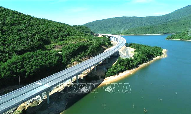 Tuyến đường bộ cao tốc đoạn Vũng Áng-Bùng với những cây cầu vượt hồ, vượt núi trở thành điểm nhấn ấn tượng, hòa quyện công trình giao thông với cảnh quan tự nhiên. Ảnh: Quốc Khánh/TTXVN