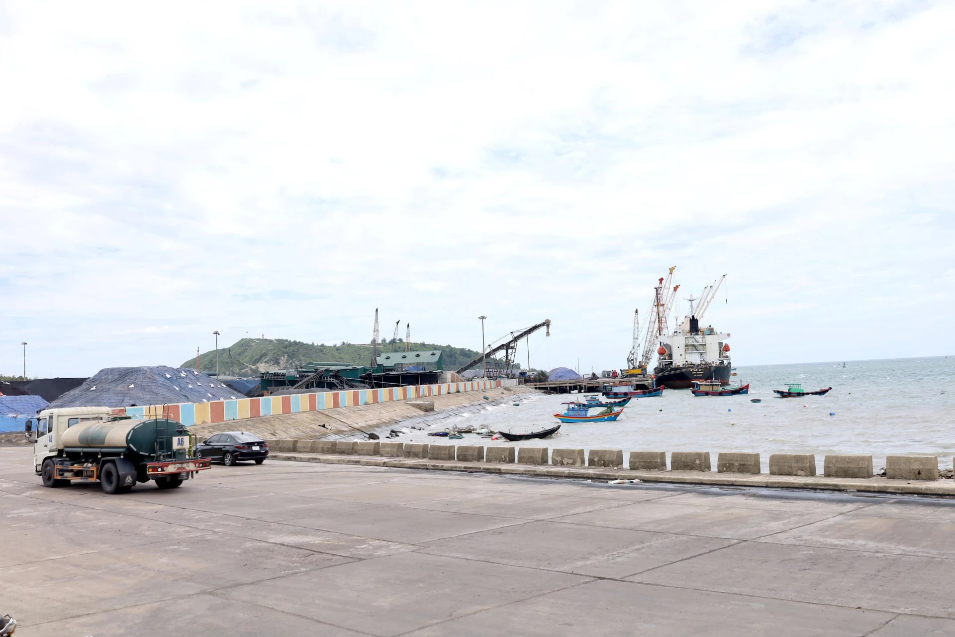 Một góc cảng biển Hòn La -Ảnh: V.M