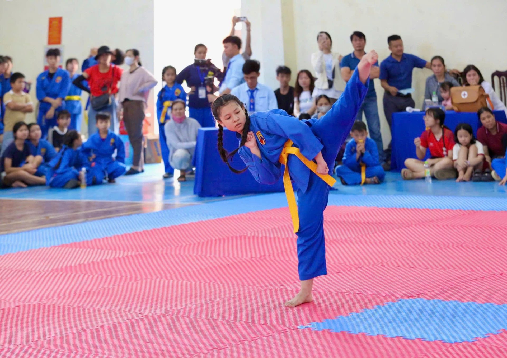 Các VĐV nữ luôn thi đấu với tinh thần quyết tâm cao ở nhóm tuổi 12-16 tuổi- Ảnh: M.Đ