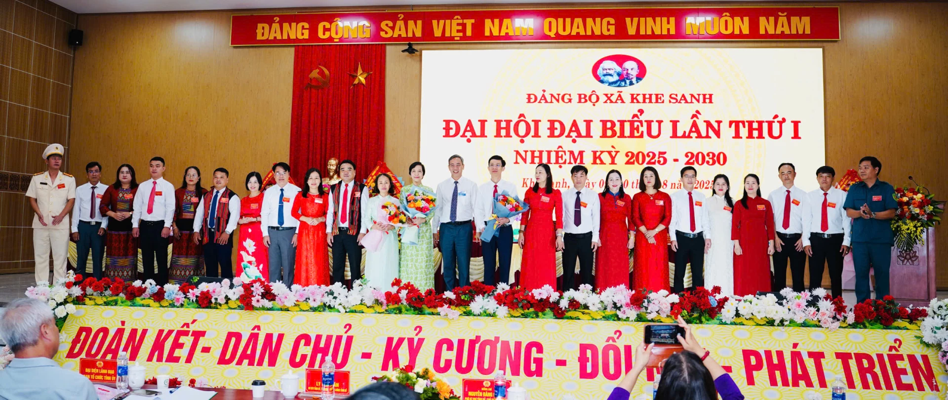 Ban Chấp hành Đảng bộ xã Khe Sanh, nhiệm kỳ 2025 - 2030 ra mắt nhận nhiệm vụ - Ảnh: MN