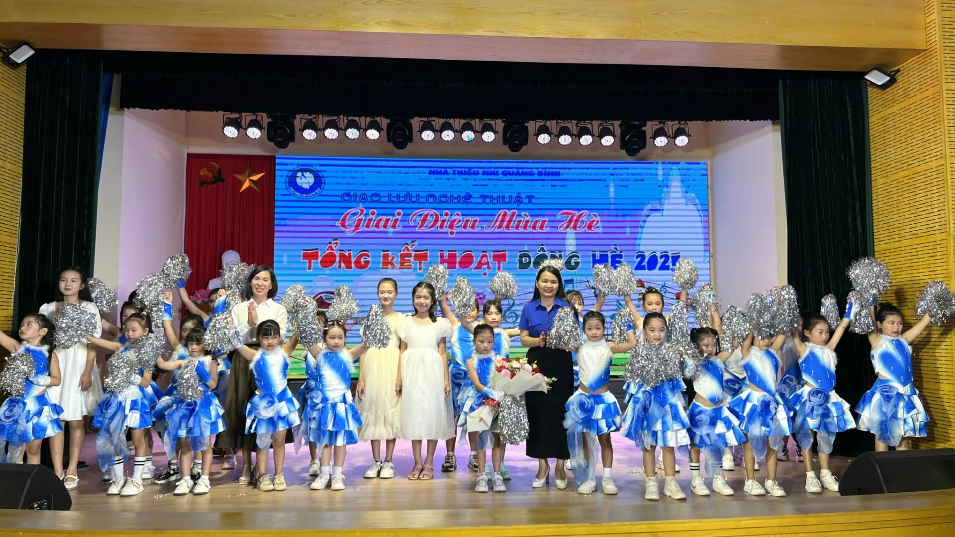 Đồng chí Trần Thị Thu – Phó Chủ tịch UBMTTQVN tỉnh, Bí thư Tỉnh đoàn tặng hoa cho các bạn thiếu nhi sinh hoạt tại Nhà thiếu nhi Quảng Bình