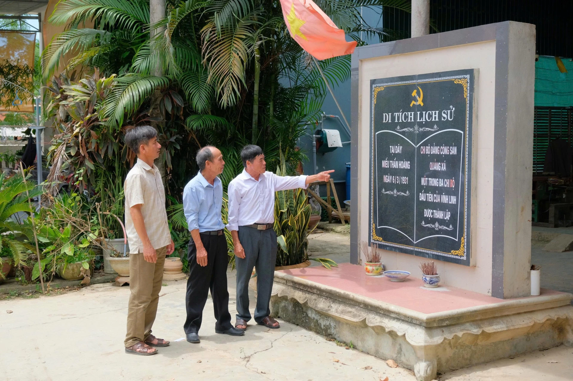 Cán bộ xã Vĩnh Thủy thăm Di tích lịch sử Miếu Thành hoàng-nơi thành lập Chi bộ Đảng Quảng Xá -Ảnh: H.N.K