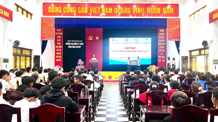 Gặp mặt, trao visa cho 9 sinh viên du học tại Hàn Quốc