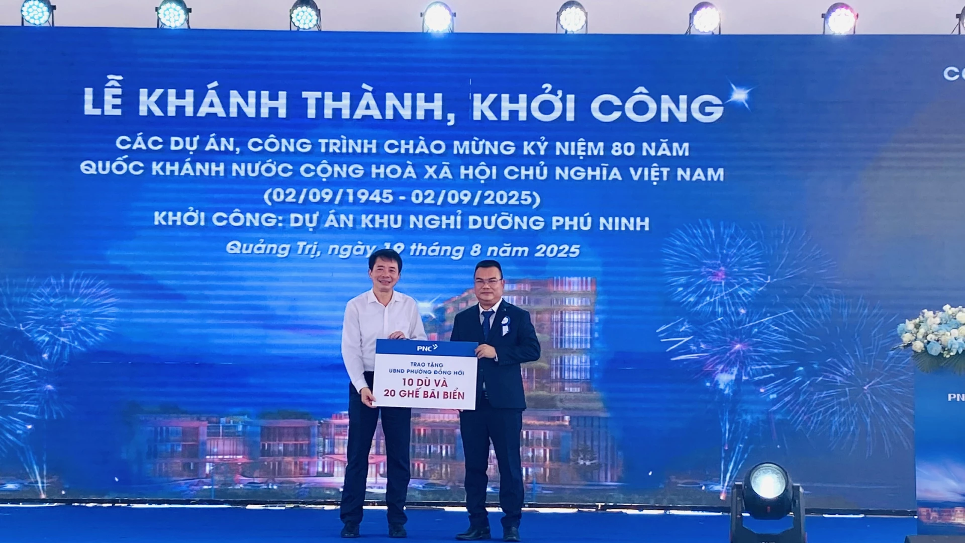 Công ty CP Đầu tư Phú Ninh đã trao tặng UBND phường Đồng Hới 10 chiếc dù và 20 ghế bãi biển