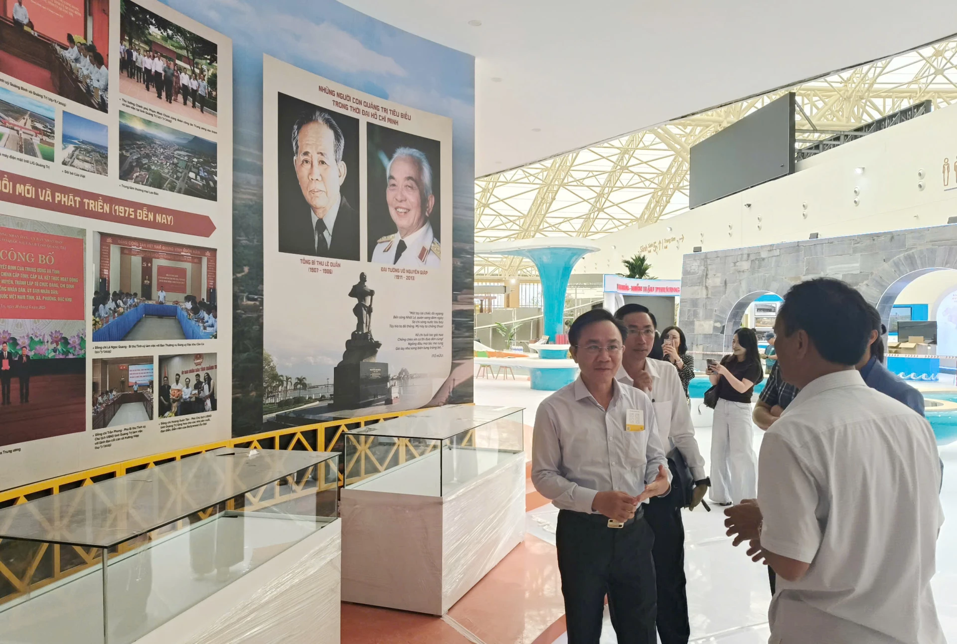 Phó Chủ tịch UBND tỉnh Hoàng Xuân Tân kiểm tra, nghiệm thu không gian triển lãm.

