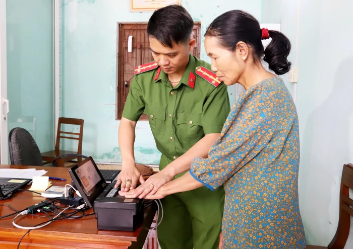 Gần dân, phụng sự nhân dân
