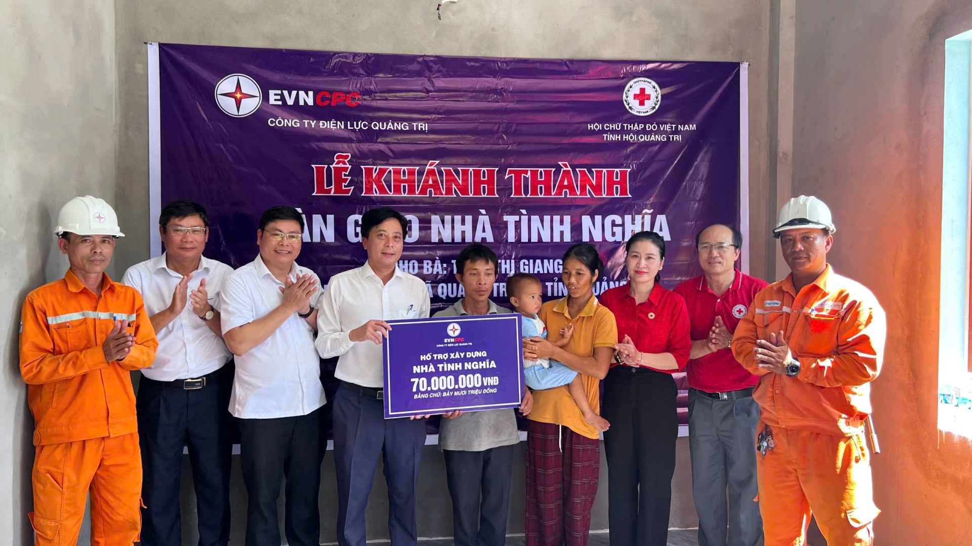 Hội Chữ thập đỏ tỉnh và Công ty Điện lực Quảng Trị bàn giao nhà tình nghĩa cho chị Trần Thị Giang