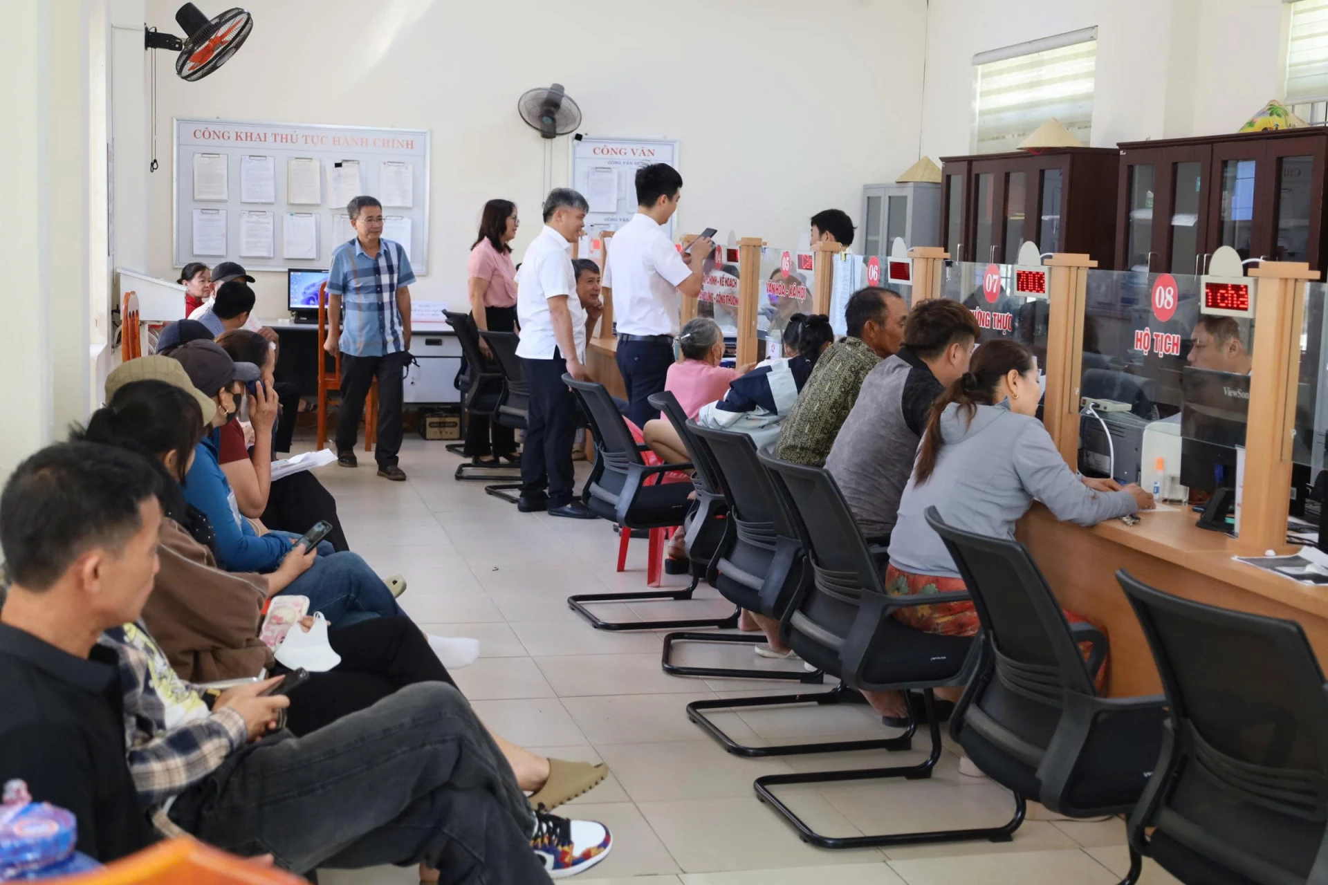 Trung tâm Phục vụ hành chính công xã Nam Trạch luôn hướng đến mục tiêu vì sự hài lòng của người dân - Ảnh: Hiền Chi