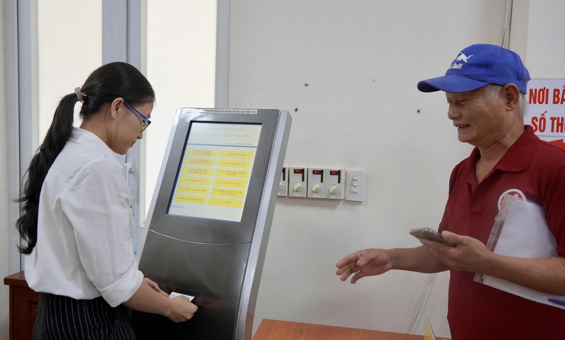 Ứng dụng chuyển đổi số góp phần nâng cao chất lượng giải quyết thủ tục hành chính tại phường Đồng Hới -Ảnh: T.A