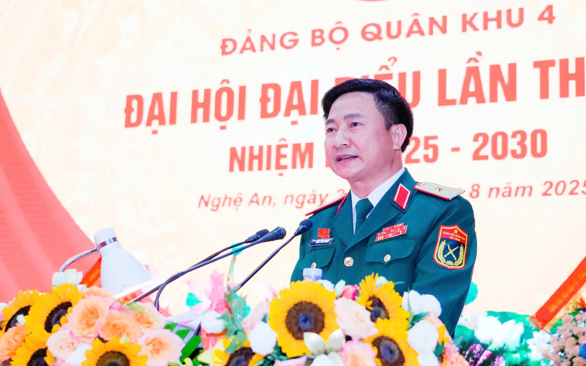 Thiếu tướng Đoàn Xuân Bường, Bí thư Đảng ủy, Chính ủy Quân khu phát biểu khai mạc Đại hội -  Ảnh: QV