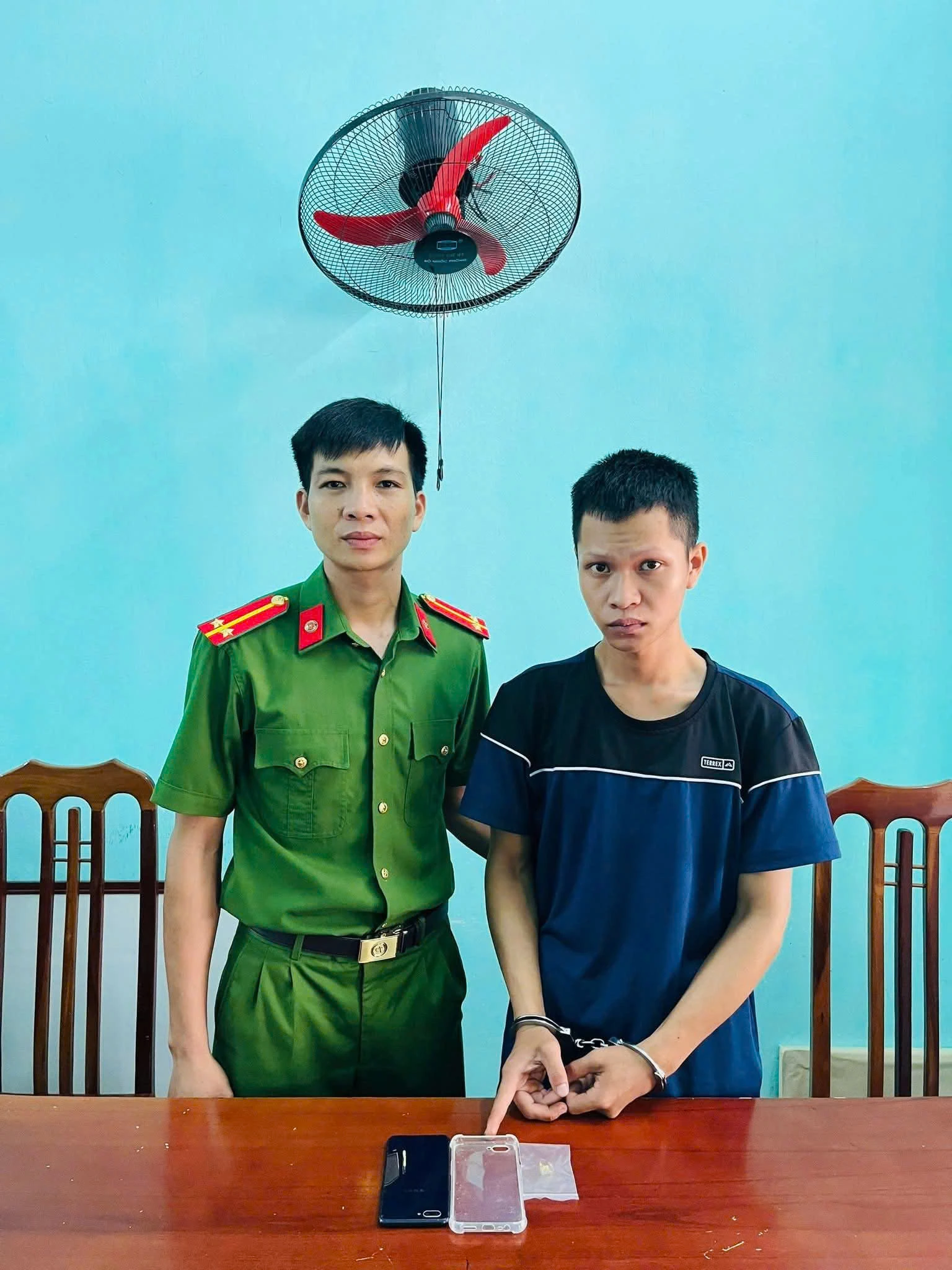 Đối tượng cùng tang vật vụ trộm cắp tài sản tại xã Cam Hồng - Ảnh: Trung Đức