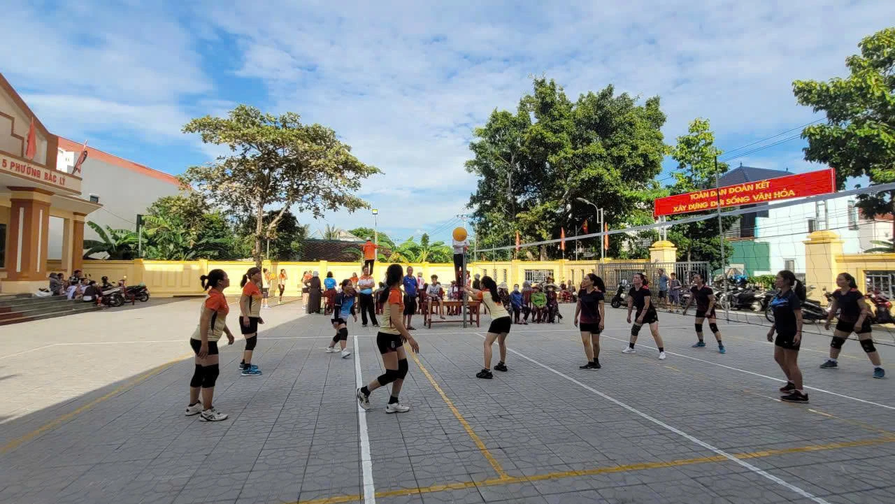 Các chi hội phụ nữ phường Đồng Thuận giao lưu bóng chuyền hơi chào mừng kỷ niệm Đại hội đại biểu Đảng bộ phường Đồng Thuận lần thứ I, nhiệm kỳ 2025-2030-Ảnh: M.H 