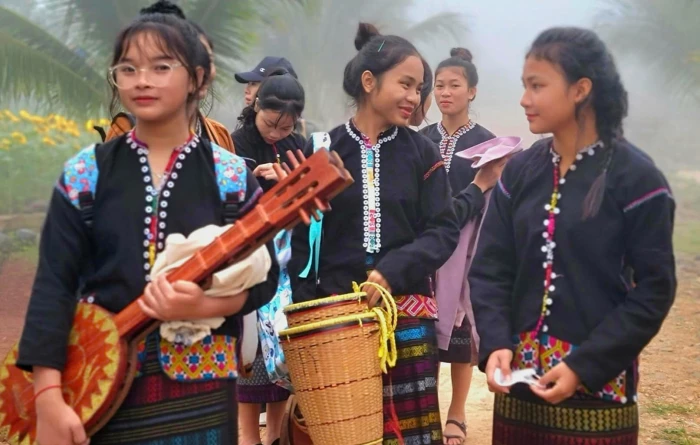 Cách tân trang phục truyền thống: “Hòa nhập, không hòa tan”