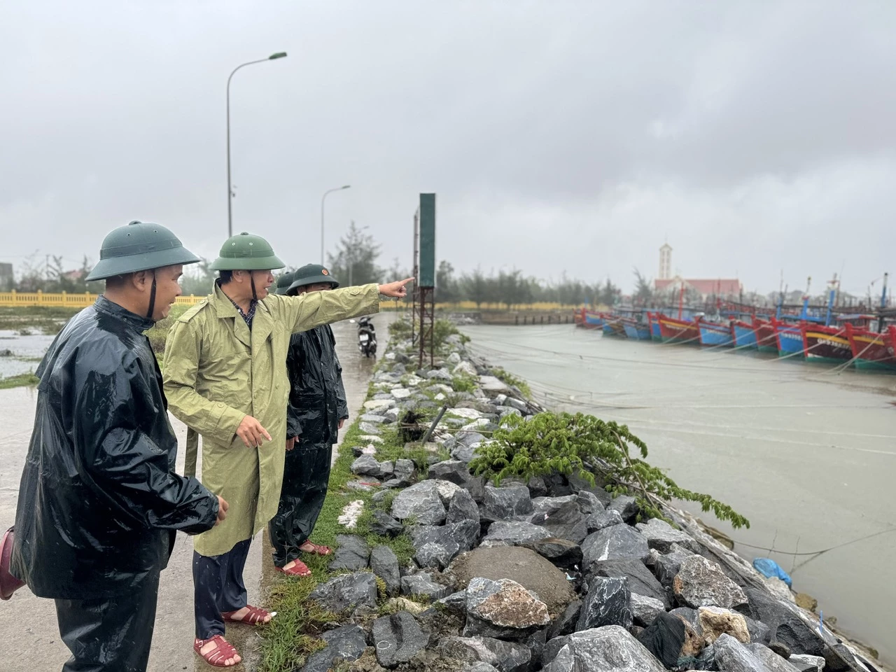 Chính quyền địa phương kiểm tra tàu thuyền neo đậu an toàn tại âu thuyền Quảng Phú, xã Phú Trạch - Ảnh: N.H