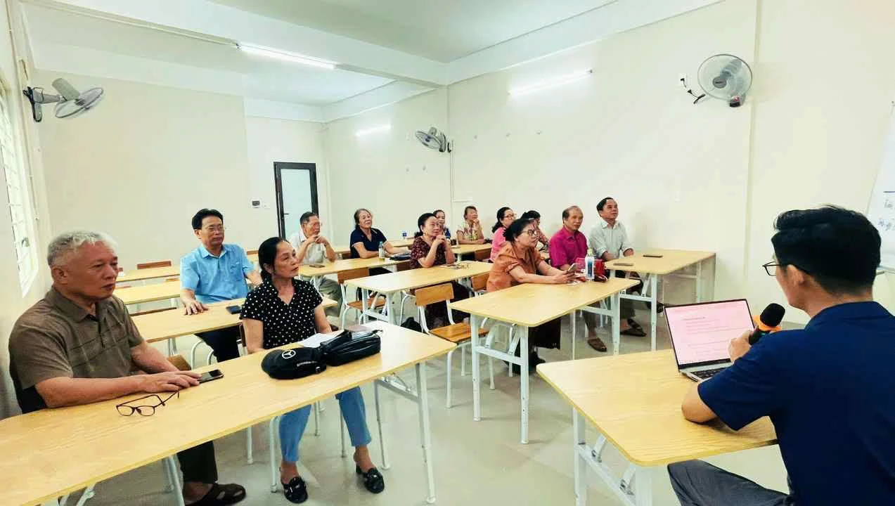 Người cao tuổi tham gia lớp học AI do Học viện Đào tạo kỹ năng Zuna Edu tổ chức - Ảnh: Q.H