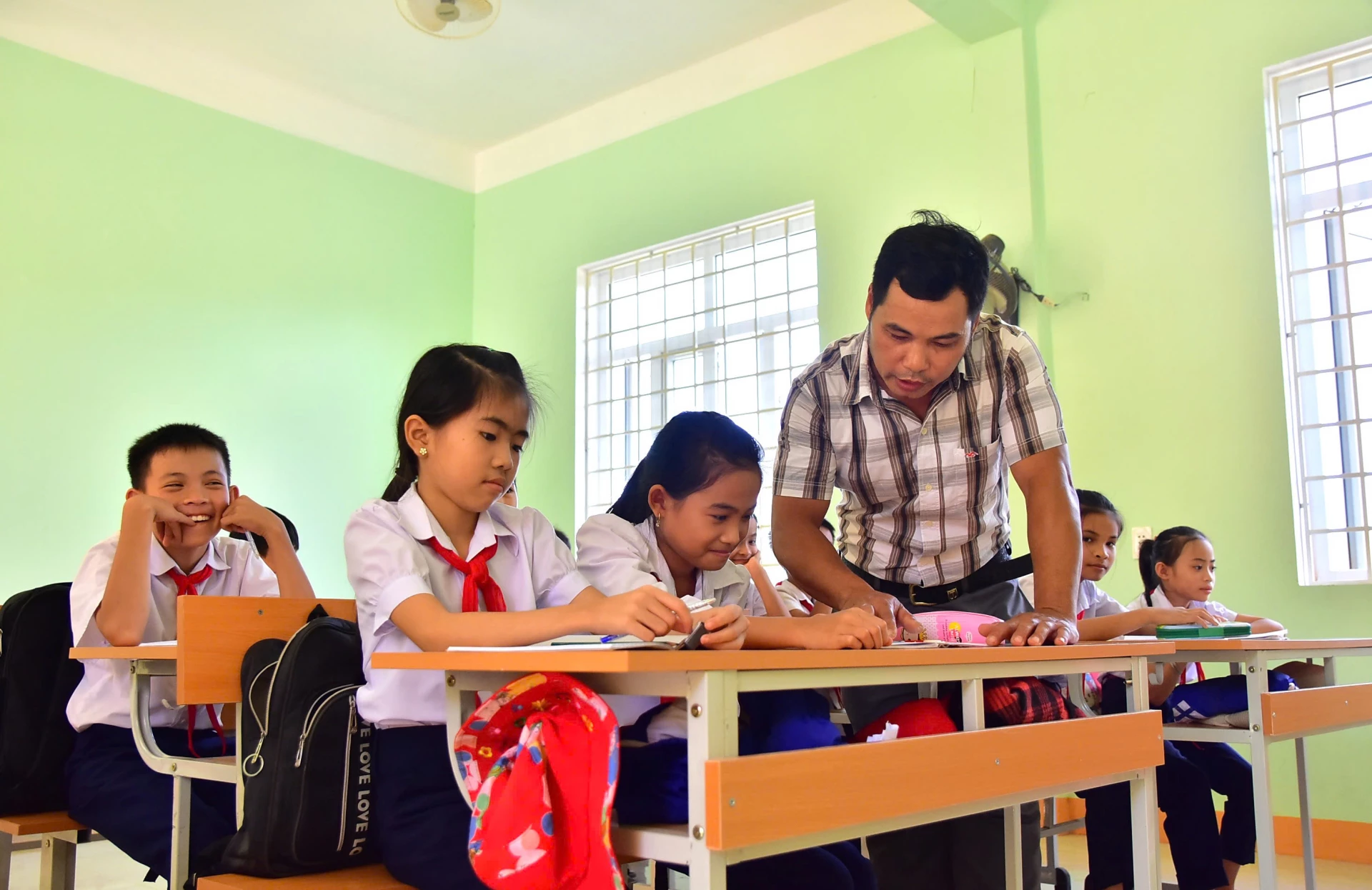 Một tiết học tại điểm trường lẻ thôn Trấm, Trường THCS Triệu Thượng, xã Triệu Phong - Ảnh: TRẦN TUYỀN